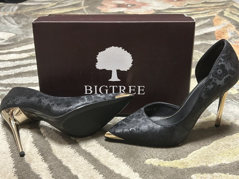 Pantofi stiletto negri.