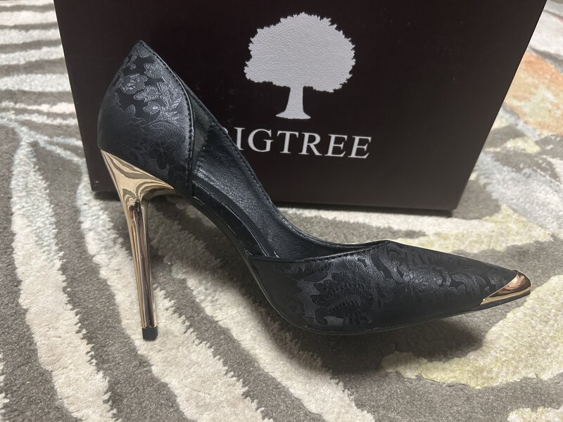 Pantofi stiletto negri.