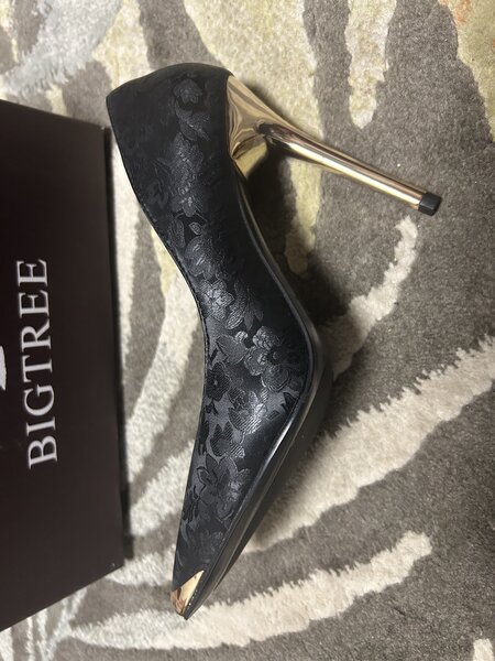 Pantofi stiletto negri.
