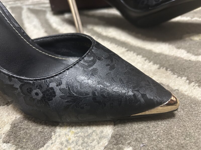 Pantofi stiletto negri.