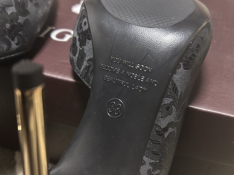 Pantofi stiletto negri.